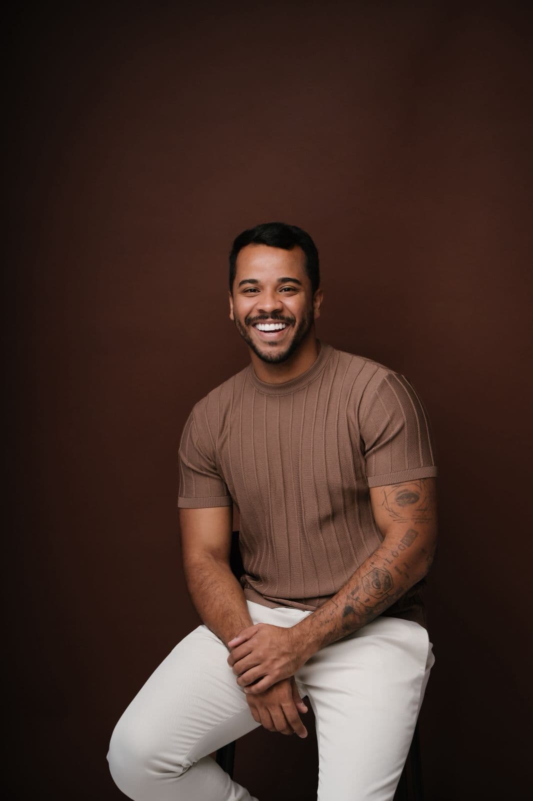 Dr. Marcus Vinicyus em seu consultório de odontologia estética